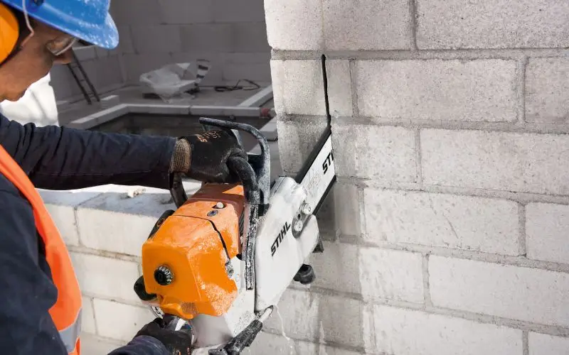 Εργάτης κόβει τοιχοποιία με κόφτη STIHL – Κατηγορία Λοιπά Μηχανήματα